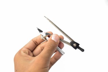 Kalem pusulayı gümüş renkli tahta kalemle tutturmuş biri.