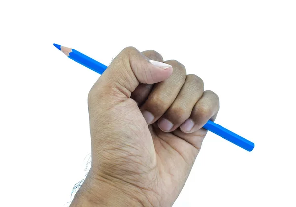 Elinde açık mavi ahşap kalemli kalem tutan kişi.
