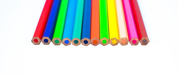 Ряд Карандашных Карандашей Разных Цветов Помещен Белом Изолированном Фоне — стоковое фото