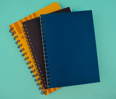 Bazı farklı renkli kağıt günlükleri açık mavi izole edilmiş kağıt arkaplanda izole edilmiş.
