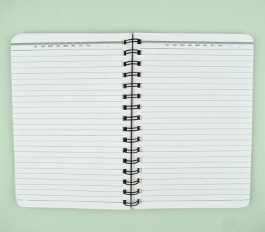 İzole edilmiş bir kağıdın üzerine yerleştirilmiş beyaz sarmal kağıt not defterinin görüntüsü