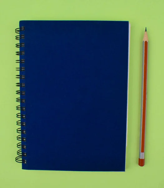 Crayon Rayures Argentées Rouges Placé Côté Journal Papier Couleur Bleue — Photo
