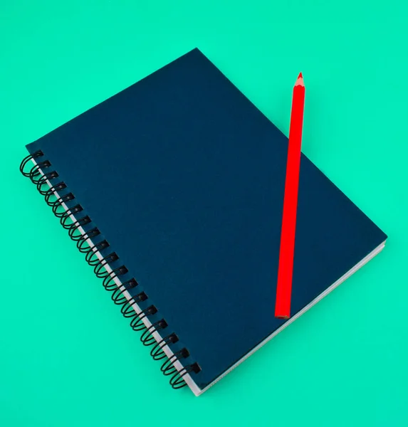 Crayon Bois Couleur Rouge Placé Sur Journal Intime Papier Bleu — Photo