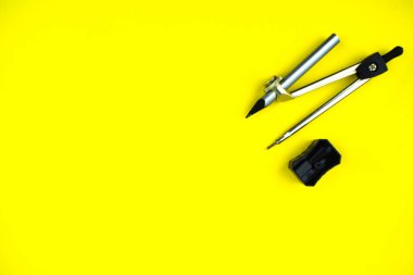 Bir pusula yanına yerleştirilmiş siyah renkli kalem açacağı.