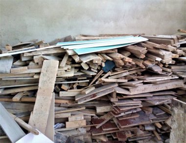 Duvarın yanında bir sürü tahta var.