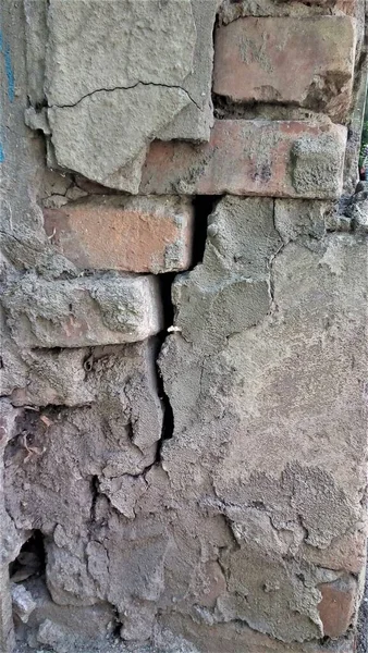 Ein Riss Der Alten Backsteinmauer — Stockfoto