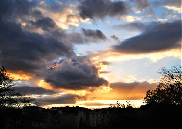 Хмари Дощу Освітлені Заходом Сонця Вони Здаються Вогненними — стокове фото