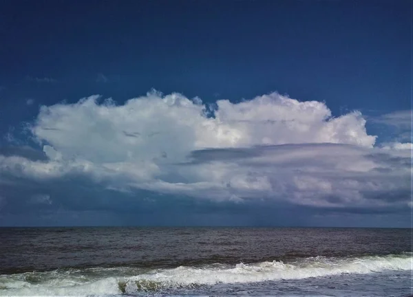 Büyük Bir Yağmur Bulutu Küçük Dalgalarla Denizin Üzerinde Sallanıyor — Stok fotoğraf