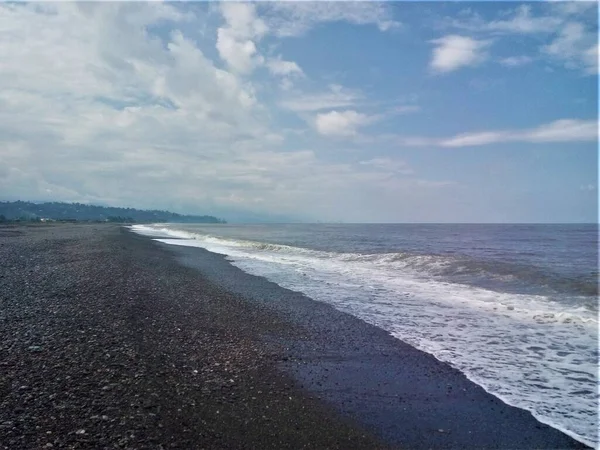 Geniş Bir Plajda Dalgalı Bir Deniz Manzarası — Stok fotoğraf