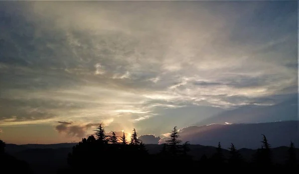 Луч Заходящего Солнца Едва Прорвался Небо Сквозь Темное Облако — стоковое фото