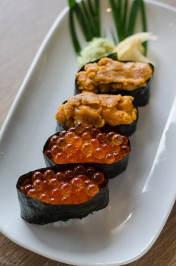Somon yumurtası deniz yosunu suşi. Japon yemeği.
