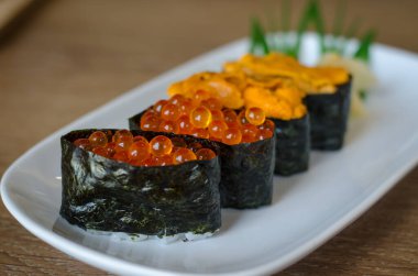 Somon yumurtası deniz yosunu suşi. Japon yemeği.