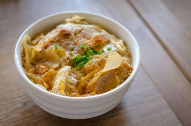 Katsudon - Japon usulü kızarmış domuz pirzolası