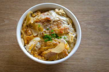 Katsudon - Japon usulü kızarmış domuz pirzolası