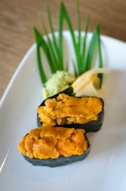 Deniz kestanesi yumurtalı suşi. 