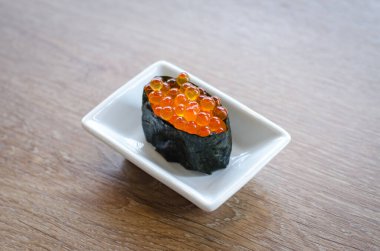 Somon yumurtası yosun suşisi