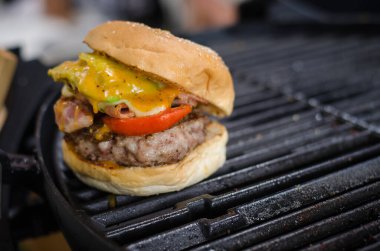 Hamburger arısı ızgarada. Abur cubur çok lezzetli. 