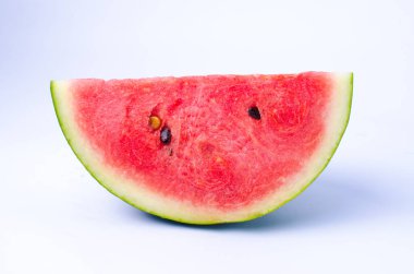 Beyaz arka planda karpuz sulu meyve