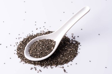 Chia tohumları beyaz kaşıkta