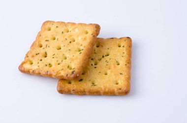 Kraker. Beyaz arka planda diyet için abur cubur