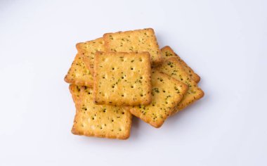 Kraker. Beyaz arka planda diyet için abur cubur