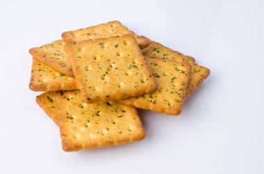 Kraker. Beyaz arka planda diyet için abur cubur