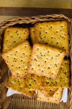 Sepette kraker yığını