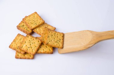 Beyaz arkaplanda kraker parçası