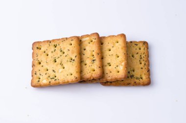 Beyaz arkaplanda kraker parçası