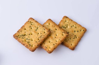 Beyaz arkaplanda kraker yığını