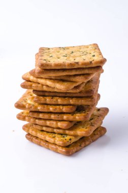 Beyaz arkaplanda kraker yığını