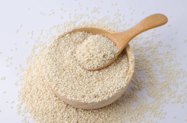 Tahta kaşıkla susam tohumları