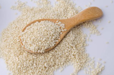 Tahta kaşıkla susam tohumları