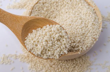 Tahta kaşıkla susam tohumları