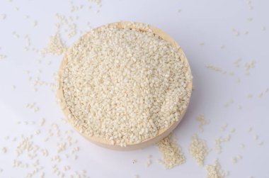 Tahta kaşıkla susam tohumları