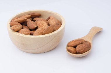 Tahta kasedeki bademler beyaz arkaplan