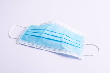 Ağzı ve burnu örtmek için cerrahi maske. Bakterilerin prosedür maskesi. Koruma kavramı.