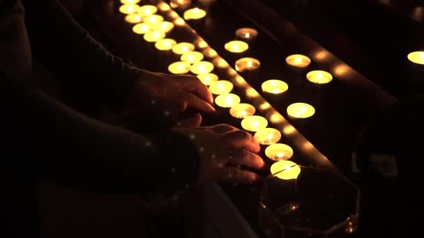 Mujer Enciende Velas Una Habitación Oscura — Vídeo de stock