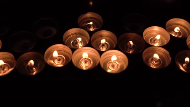 Molte Piccole Candele Bruciano Una Stanza Buia — Video Stock