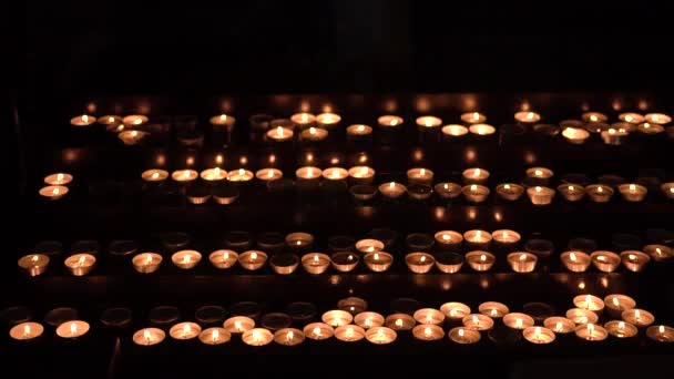 Viele Kleine Kerzen Brennen Einem Dunklen Raum — Stockvideo