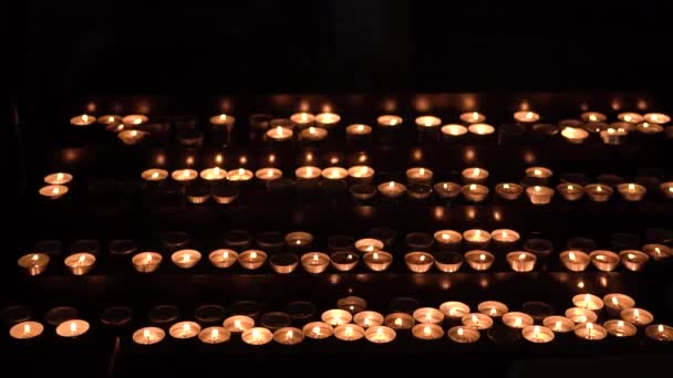 Molte Piccole Candele Bruciano Una Stanza Buia — Video Stock