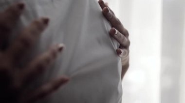 Güzel kadın elleri, sevilen bir adamı omuzlarından kavrar ve ona sarılır.