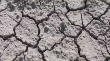 Çok kuru gri toprak, hızlı hareket eden soyut bir çerçeve.