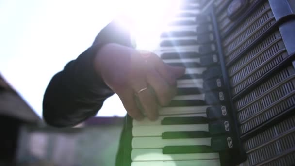 在街上弹奏手风琴的人 — 图库视频影像