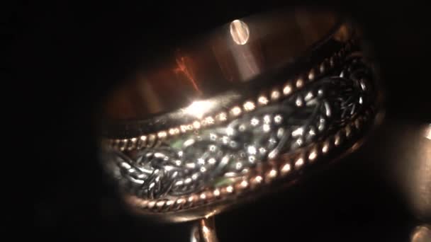 Macro Tiro Anillos Boda Una Habitación Oscura — Vídeos de Stock