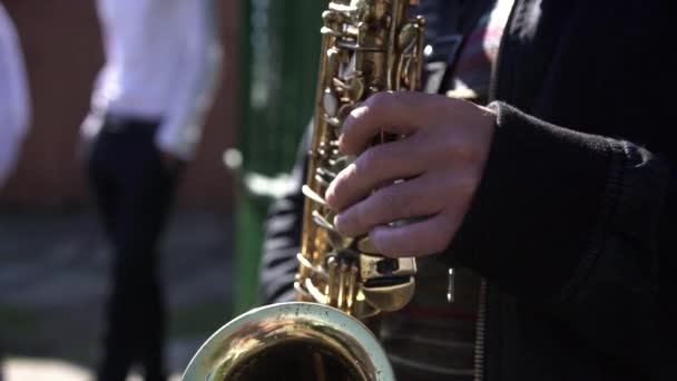 Hombre Tocando Saxofón Tiempo Soleado — Vídeo de stock