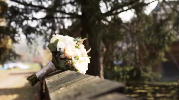 Ein Schöner Rosenstrauß Steht Auf Einem Alten Holzzaun Grünen — Stockvideo