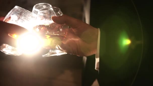 Tři Muži Oblecích Pijí Whisky Tmavém Baru — Stock video