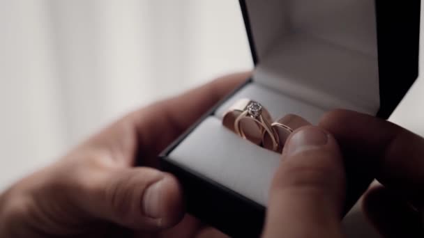 Mannen Handen Onderzoeken Gouden Ringen Een Mooie Doos Voor Een — Stockvideo