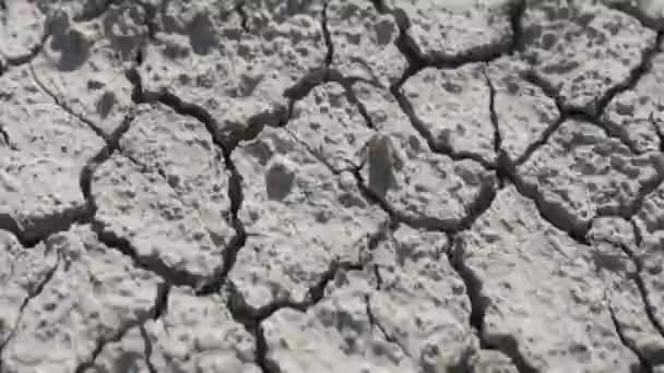 Sehr Trockene Rissige Graue Erde Abstrakter Rahmen Der Sich Schnell — Stockvideo
